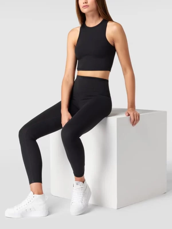 REVIEW Crop Top Mit Racerback – Schwarz 1