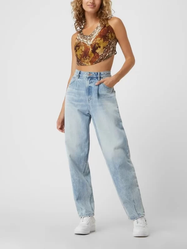 Guess Crop Top Aus Satin Modell ‘Rena’ – Hellbraun 1