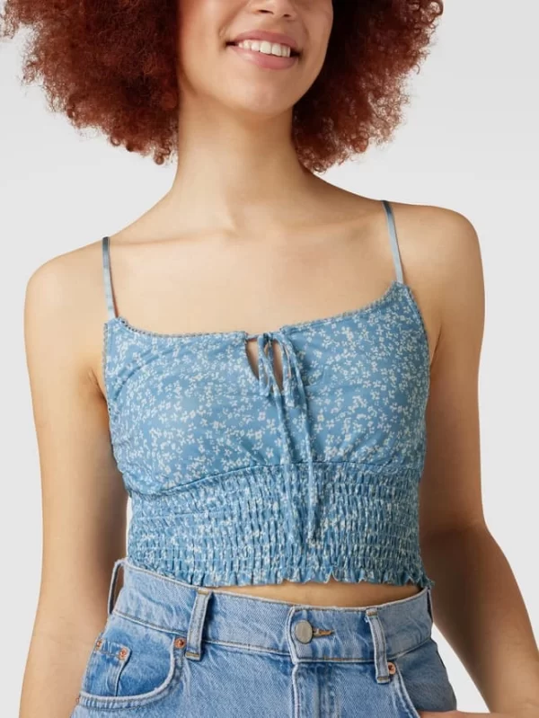 REVIEW Crop Top Mit Floralem Muster – Himmelblau 4